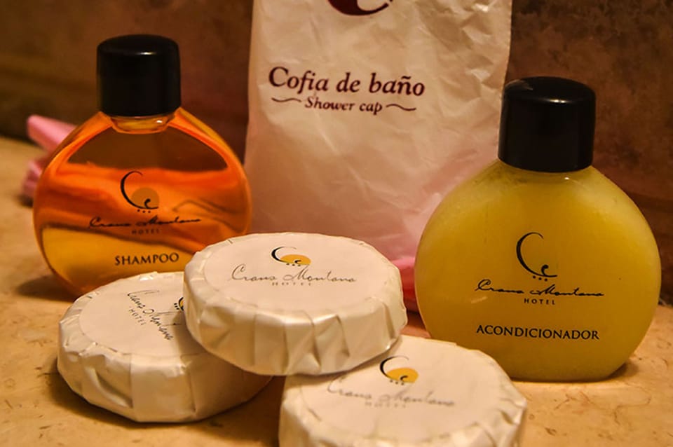 Combined shower/tub, free toiletries, hair dryer, bidet