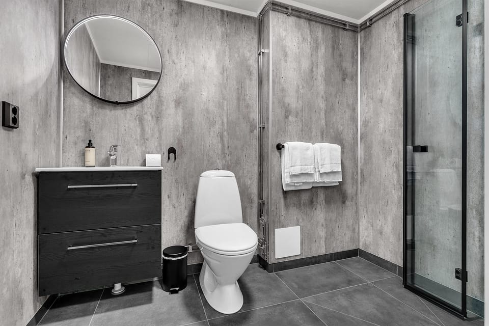 Standard Room, 1 Double Bed, Non Smoking | Bathroom | Shower, rainfall showerhead, designer toiletries, hair dryer