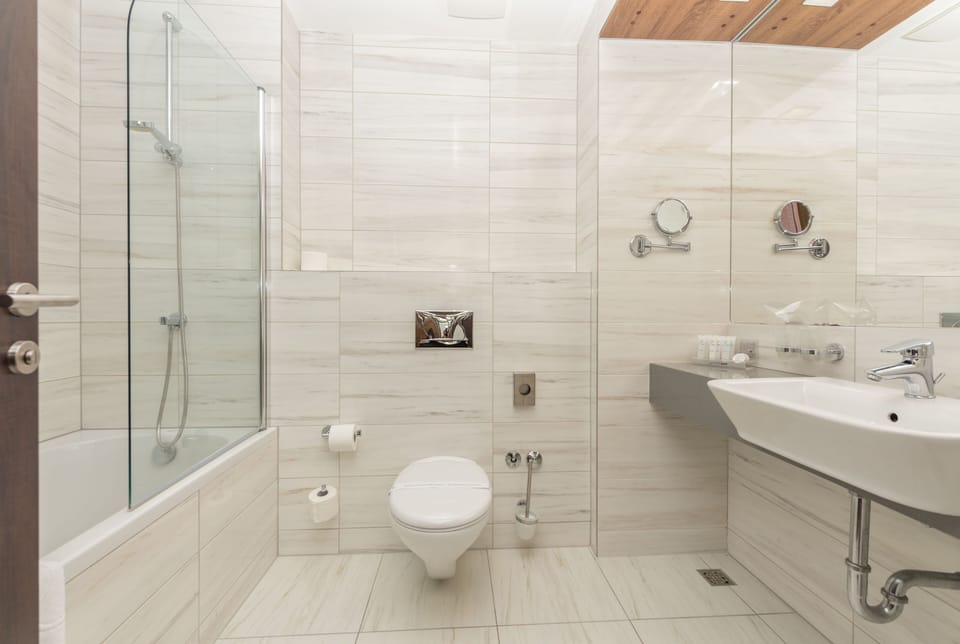 Standard Double Room, Sea View | Bathroom | Free toiletries, hair dryer, towels