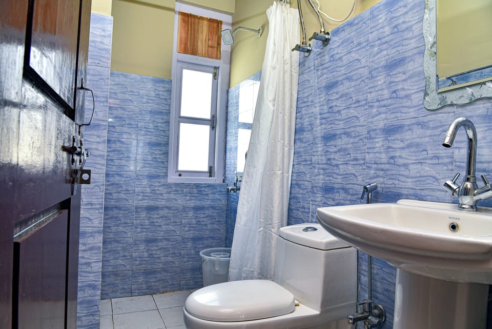 Super Deluxe Room | Bathroom | Shower, slippers, towels, soap