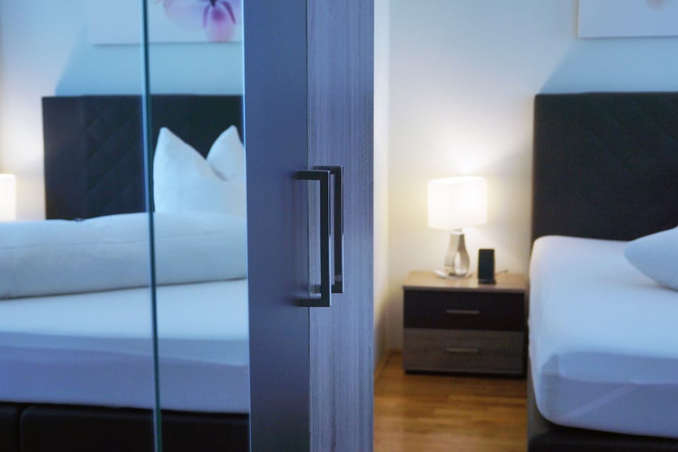Classic Double Room, 1 King Bed, Non Smoking | Premium bedding, minibar, blackout drapes, bed sheets