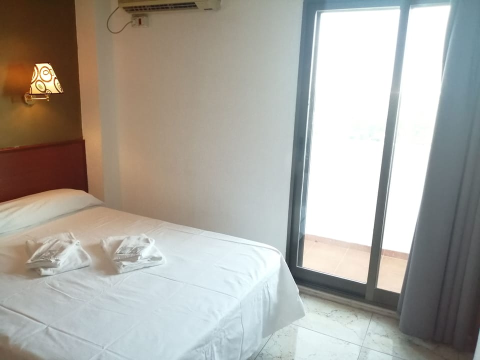 Single Room | Egyptian cotton sheets, premium bedding, Select Comfort beds