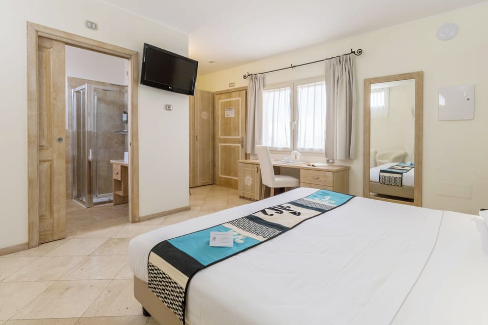 Double or Twin Room | Minibar, in-room safe, desk, laptop workspace