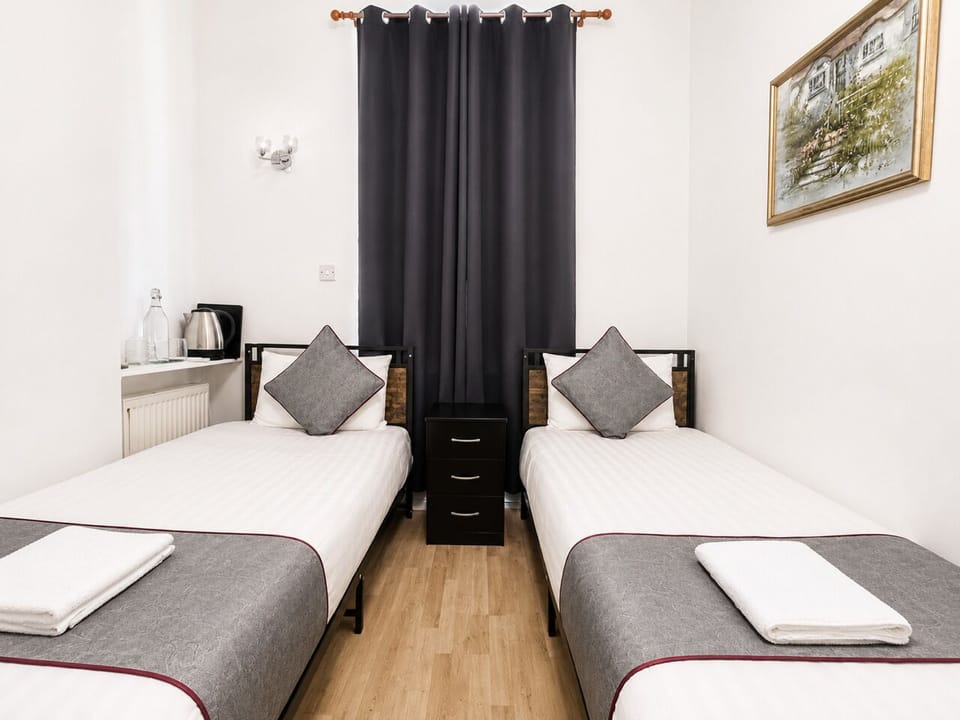 Twin Room, Ensuite | Iron/ironing board (on request), WiFi (free)