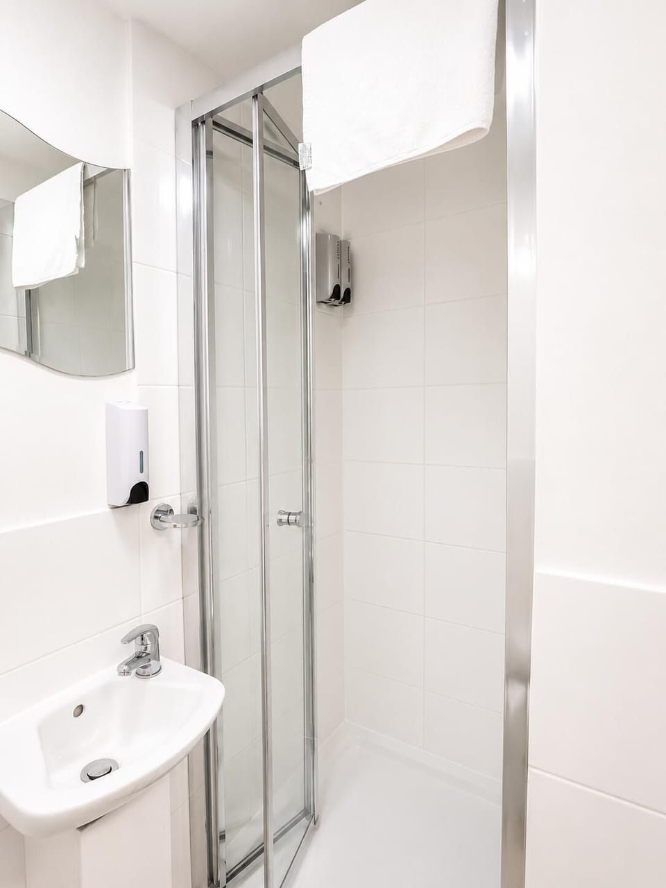 Twin Room, Ensuite | Bathroom | Shower, free toiletries, hair dryer (on request), towels