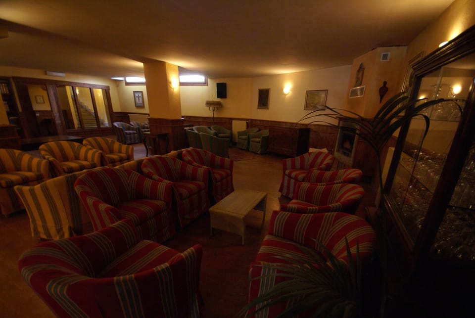 2 bars/lounges