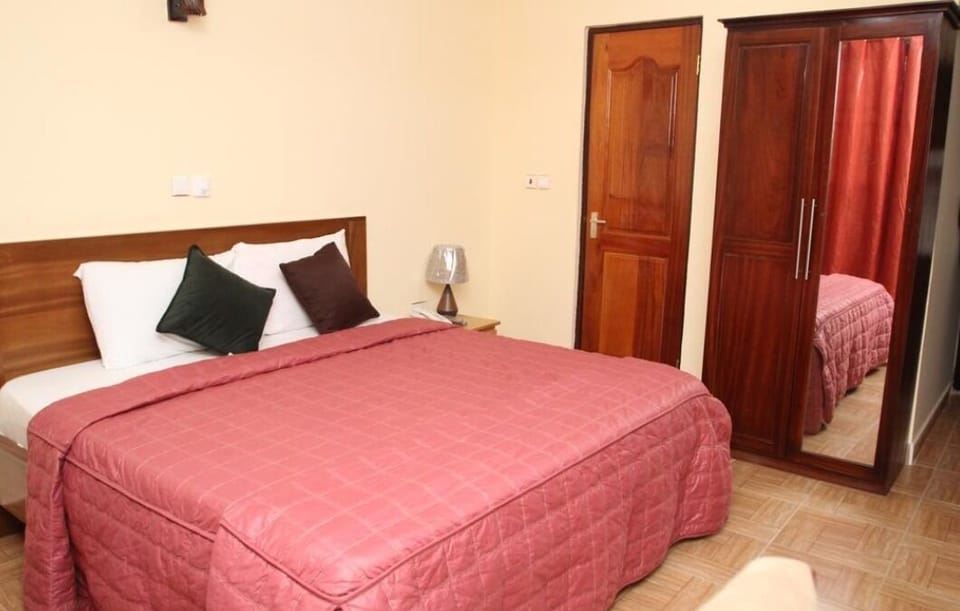 Executive Room, 1 King Bed | Desk, WiFi (free), bed sheets