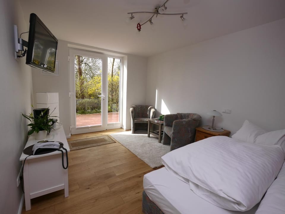 Hypo-allergenic bedding, blackout drapes, free WiFi, bed sheets