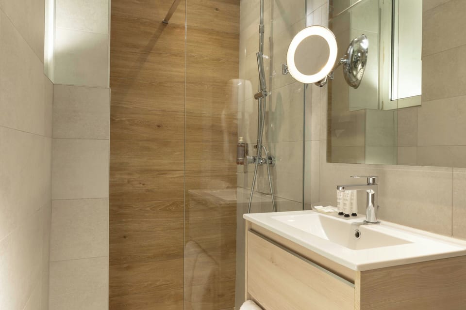 Superior Double or Twin Room, City View | Bathroom | Hair dryer, towels, soap, shampoo