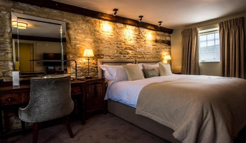 Premium bedding, individually decorated, individually furnished, desk