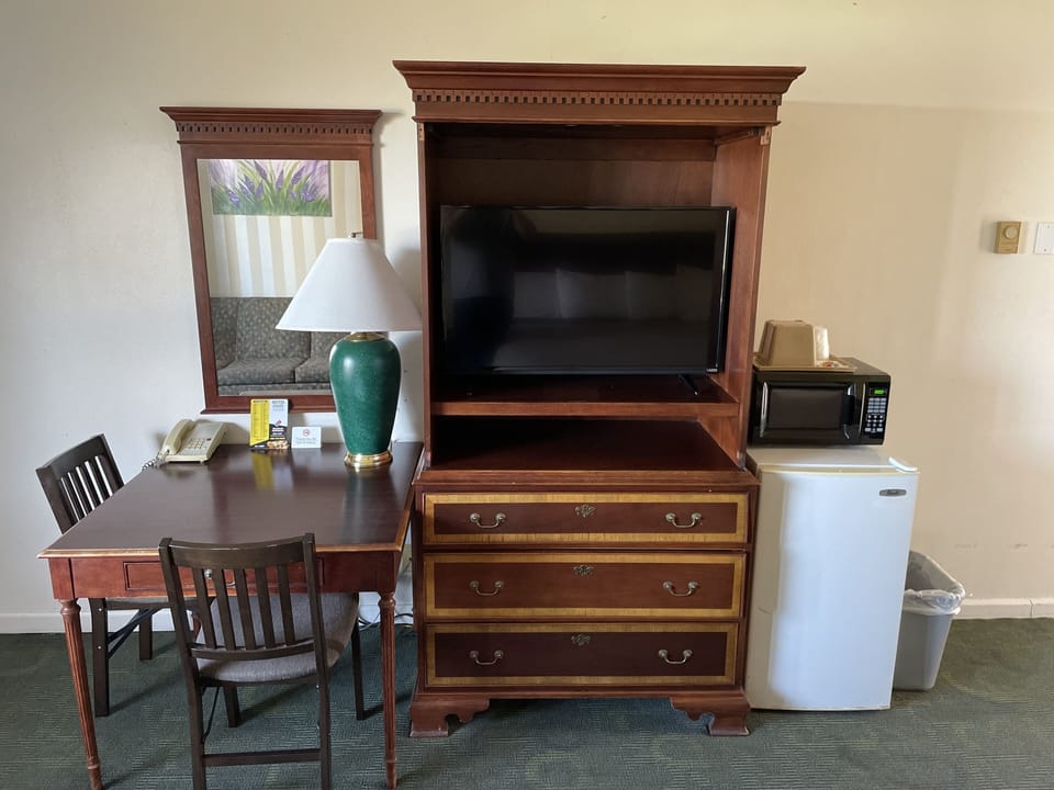 Standard Room, 1 King Bed | In-room dining