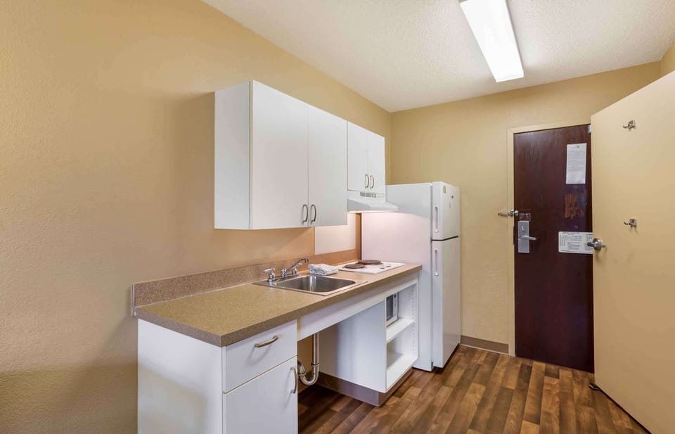 Studio, 1 Queen Bed, Accessible, Non Smoking | Pillowtop beds, desk, laptop workspace, blackout drapes