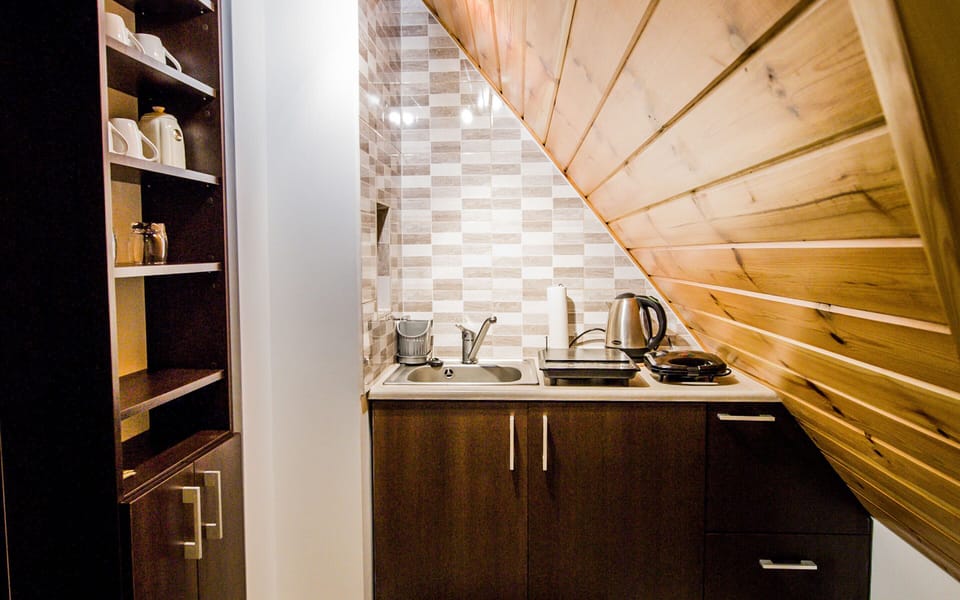 Family Studio Suite | Private kitchenette | Fridge, electric kettle, highchair