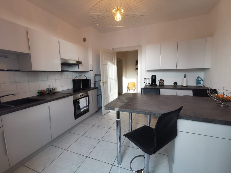 Full-size fridge, microwave, coffee/tea maker, electric kettle