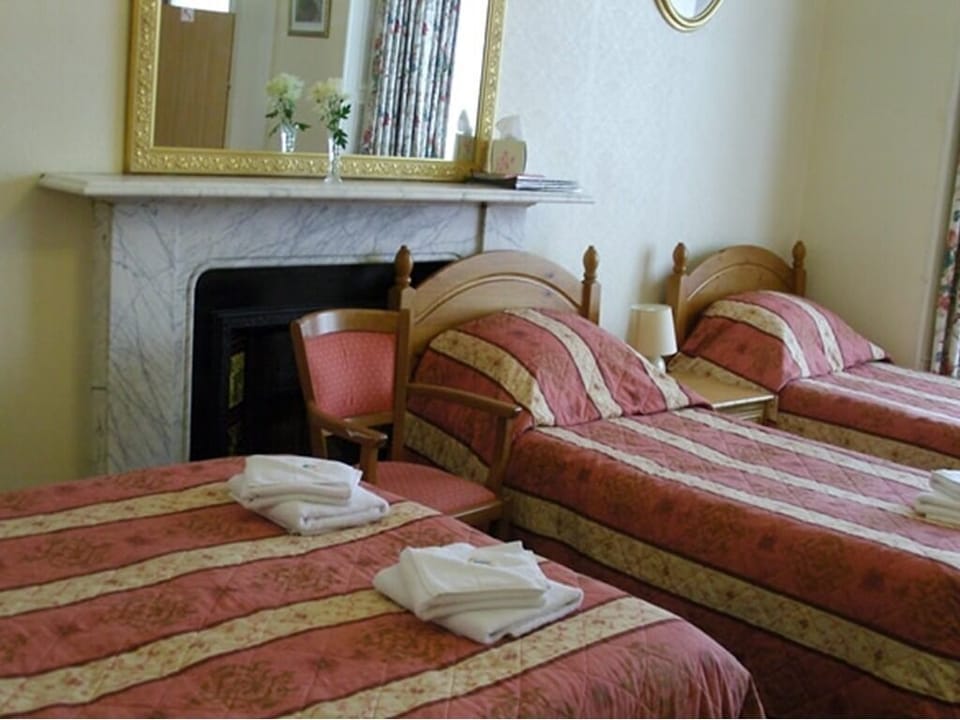 Suite, Ensuite (1 Double & 4 Single Beds)