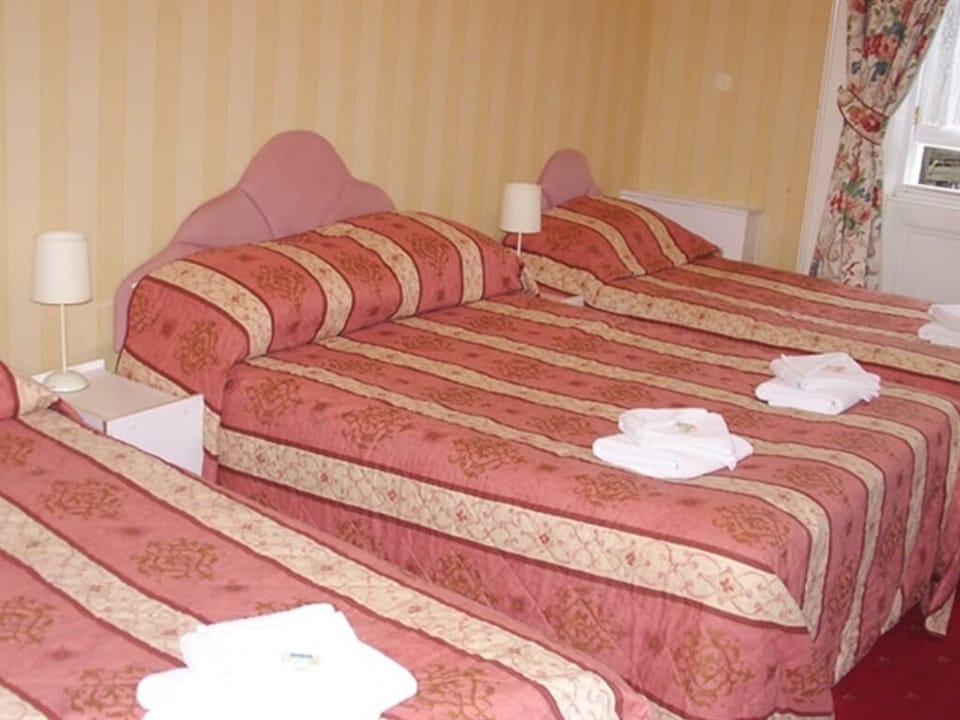 Suite, Ensuite (1 Double & 2 Single Beds)
