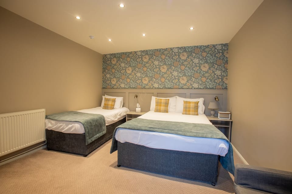 Family Room, Ensuite | Desk, iron/ironing board, free WiFi, bed sheets