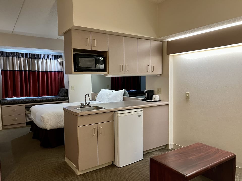 Suite, 1 Queen Bed | Desk, free cribs/infant beds, rollaway beds, free WiFi