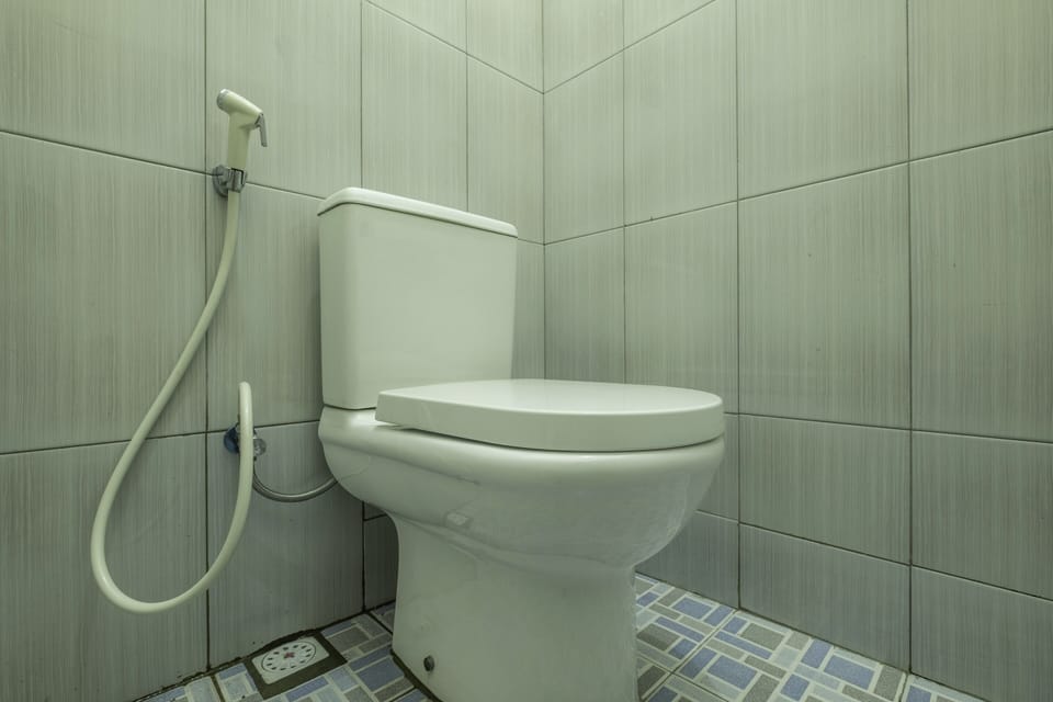 Economy Double Room | Bathroom | Shower, towels