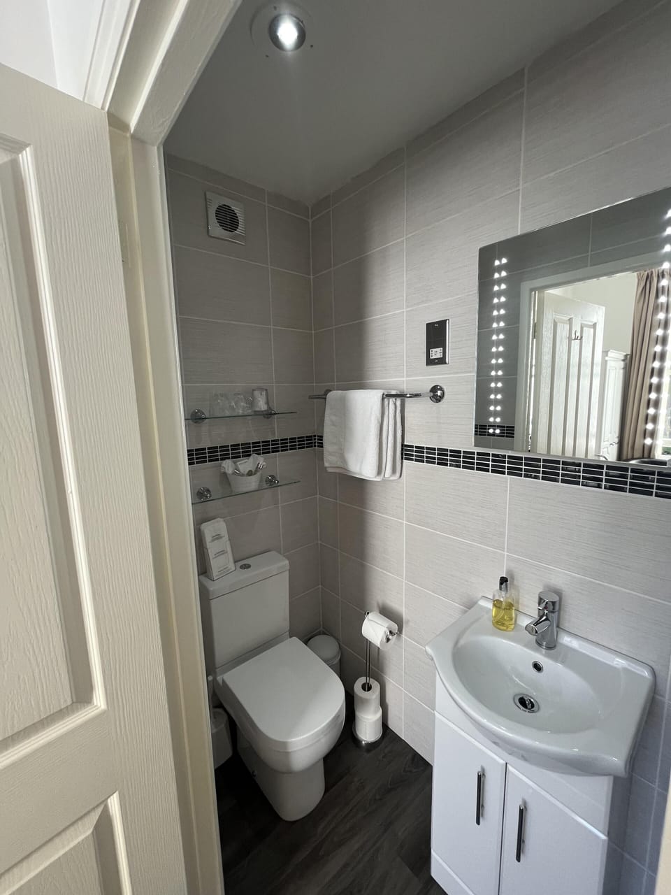 Bryn Derwen Guest House Bed and Breakfast in Gyffin