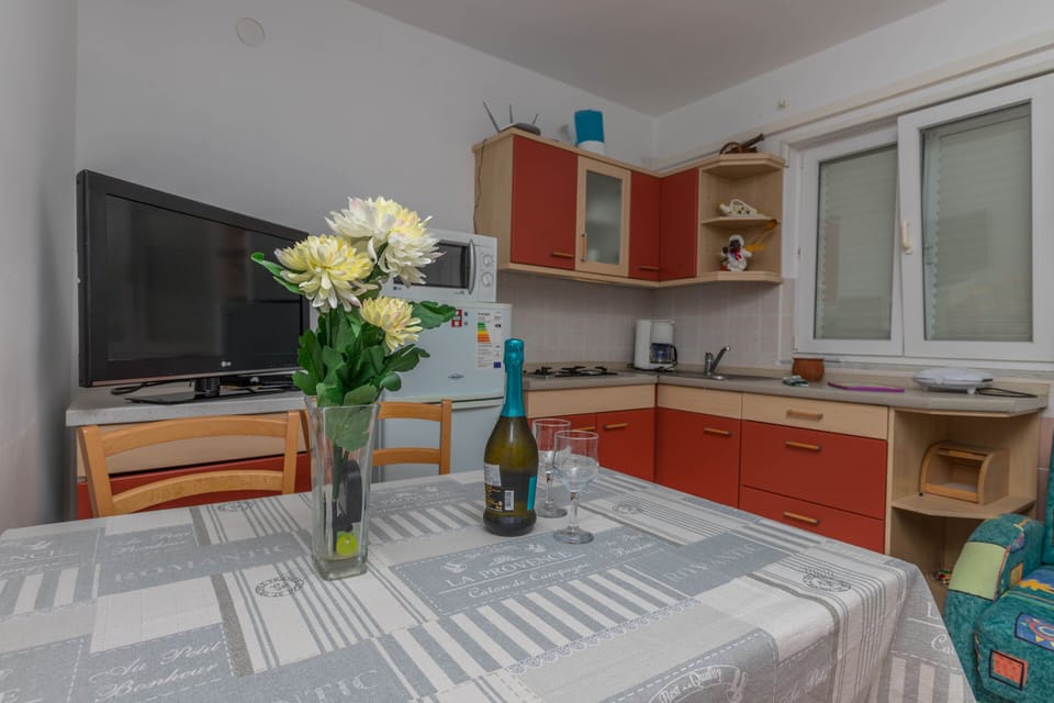 Apartment, 2 Bedrooms | Private kitchen | Full-size fridge, oven, stovetop, coffee/tea maker
