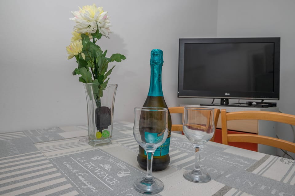 Apartment, 2 Bedrooms | In-room dining