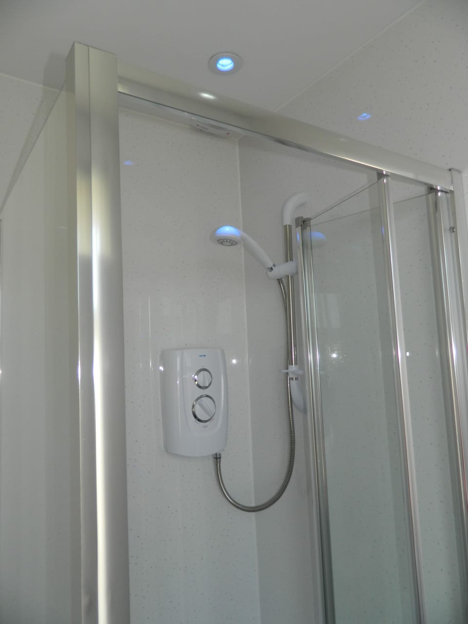 Economy Double Room | Bathroom | Shower, free toiletries, hair dryer, towels