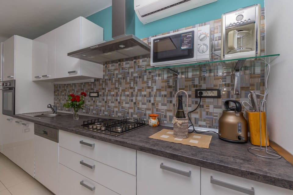 House, 3 Bedrooms | Private kitchen | Fridge, microwave, oven, stovetop