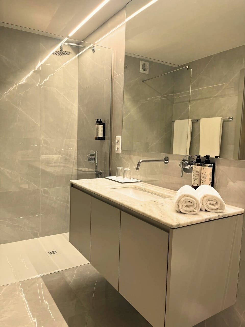Comfort Double Room, Air conditioning, Vineyard View | Bathroom | Shower, rainfall showerhead, free toiletries, hair dryer
