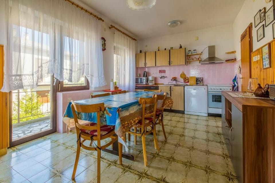 Apartment, 3 Bedrooms | Private kitchen | Fridge, microwave, oven, stovetop