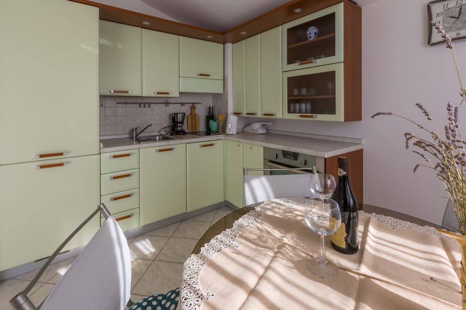 Apartment, 1 Bedroom, Sea View | Private kitchen | Fridge, oven, stovetop, coffee/tea maker