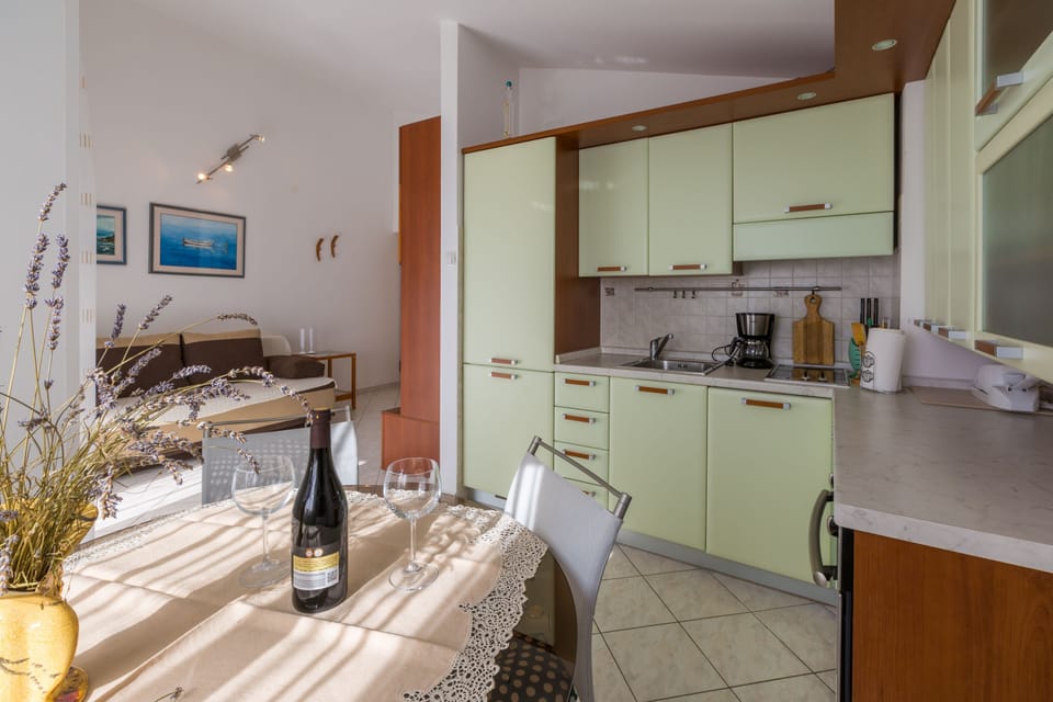 Apartment, 1 Bedroom, Sea View | In-room dining