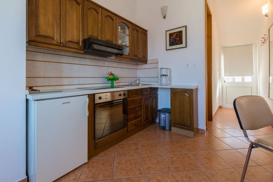 Apartment, 1 Bedroom, Sea View | Private kitchen | Fridge, oven, stovetop, coffee/tea maker