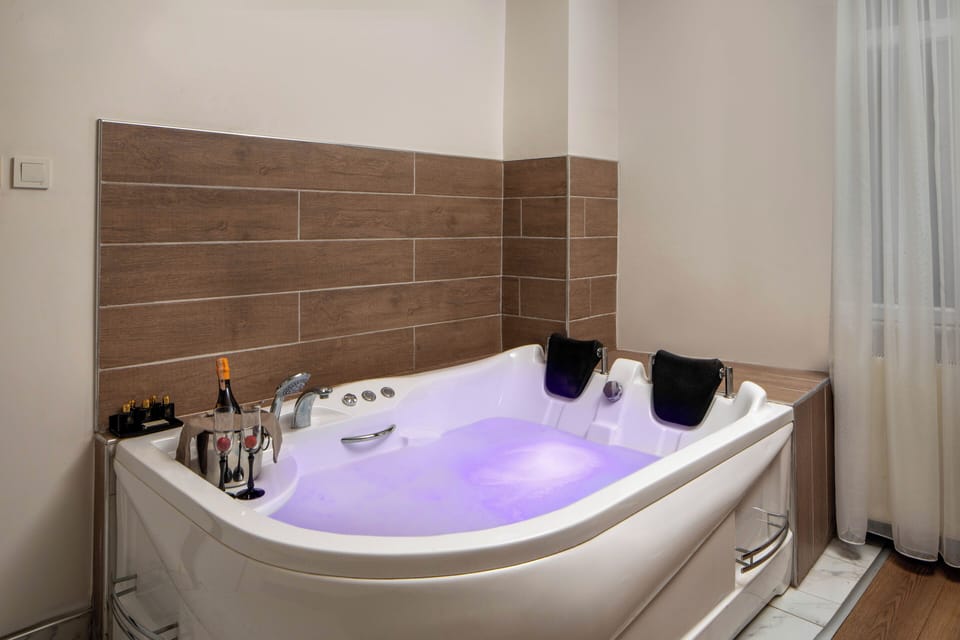 Executive Suite, 1 Queen Bed, Jetted Tub | Jetted tub