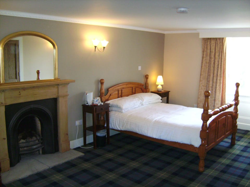 Iron/ironing board, rollaway beds, free WiFi
