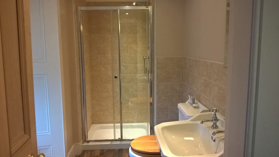 Iron/ironing board, rollaway beds, free WiFi