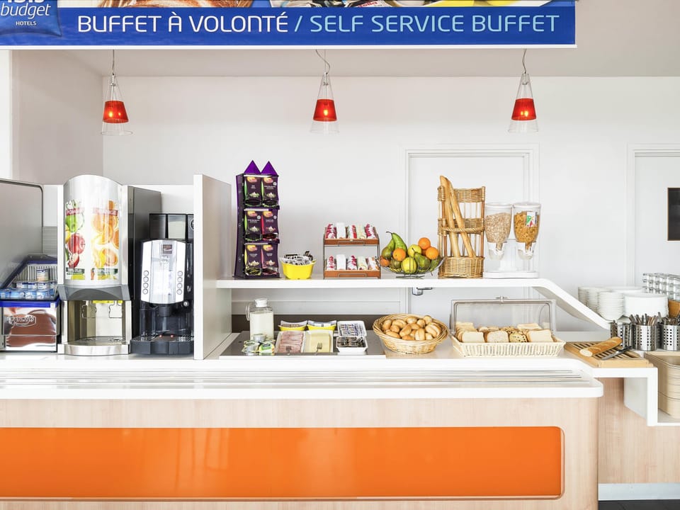 Daily cooked-to-order breakfast (EUR 10.50 per person)