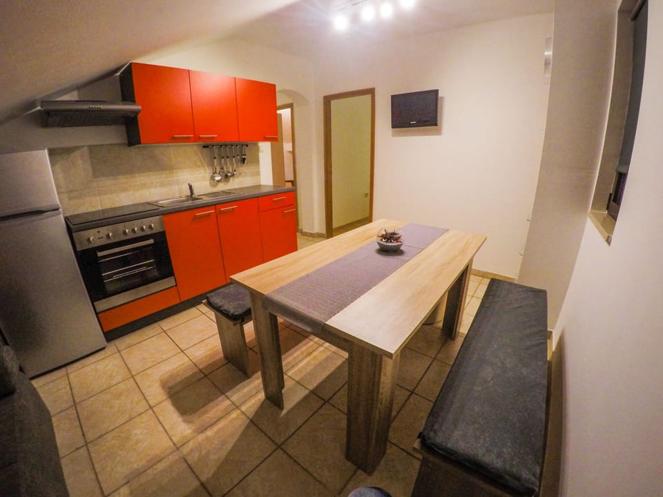Fridge, oven, stovetop, dishwasher