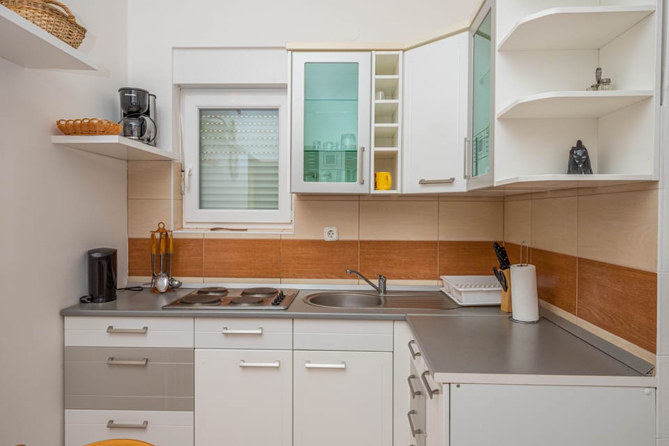 Apartment, 2 Bedrooms | Private kitchen | Fridge, microwave, oven, stovetop