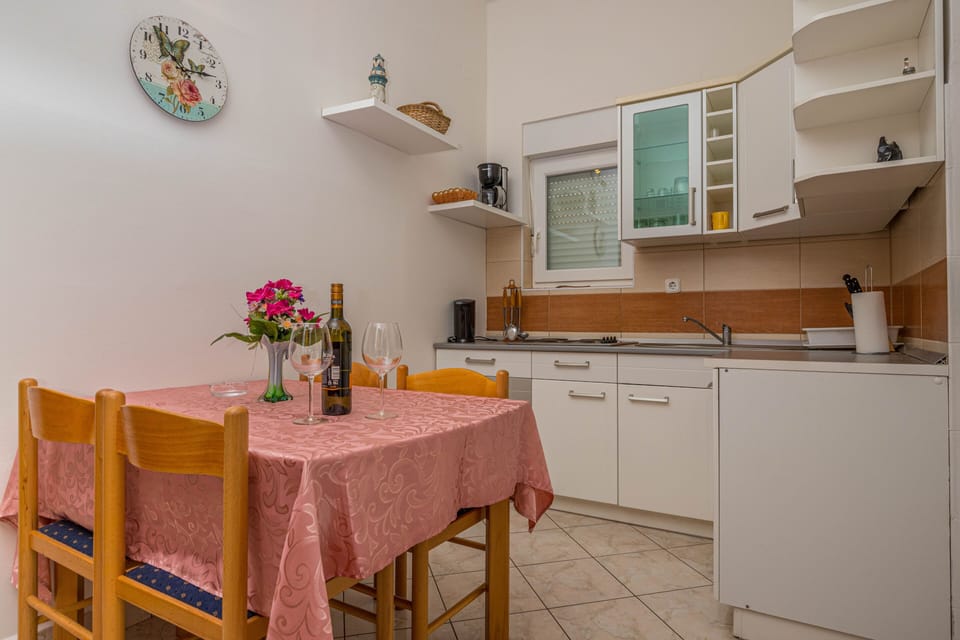 Apartment, 2 Bedrooms | Private kitchen | Fridge, microwave, oven, stovetop