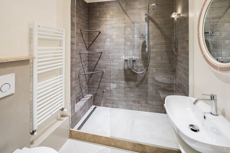 Superior Double Room, 1 Double Bed, Kitchen, City View | Bathroom | Shower, rainfall showerhead, hair dryer, towels