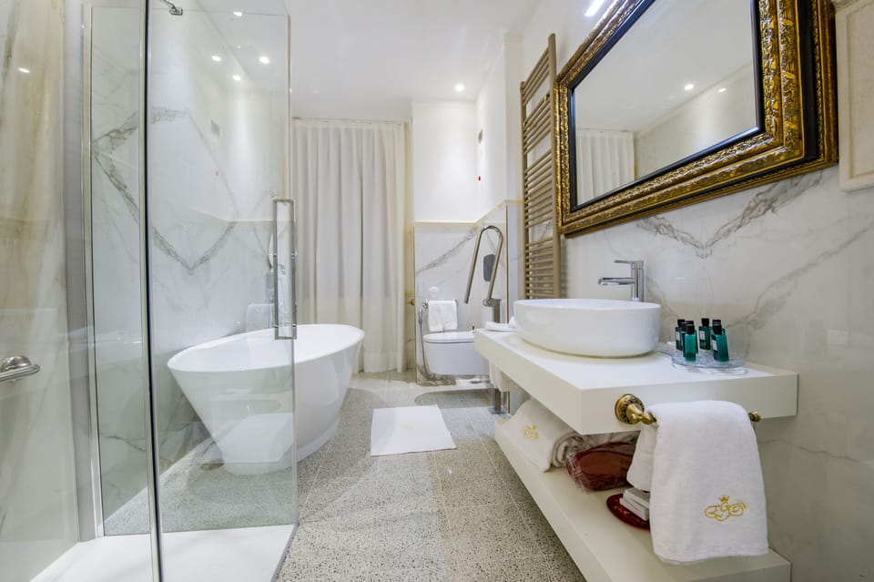 Deluxe Double Room | Accessible bathroom