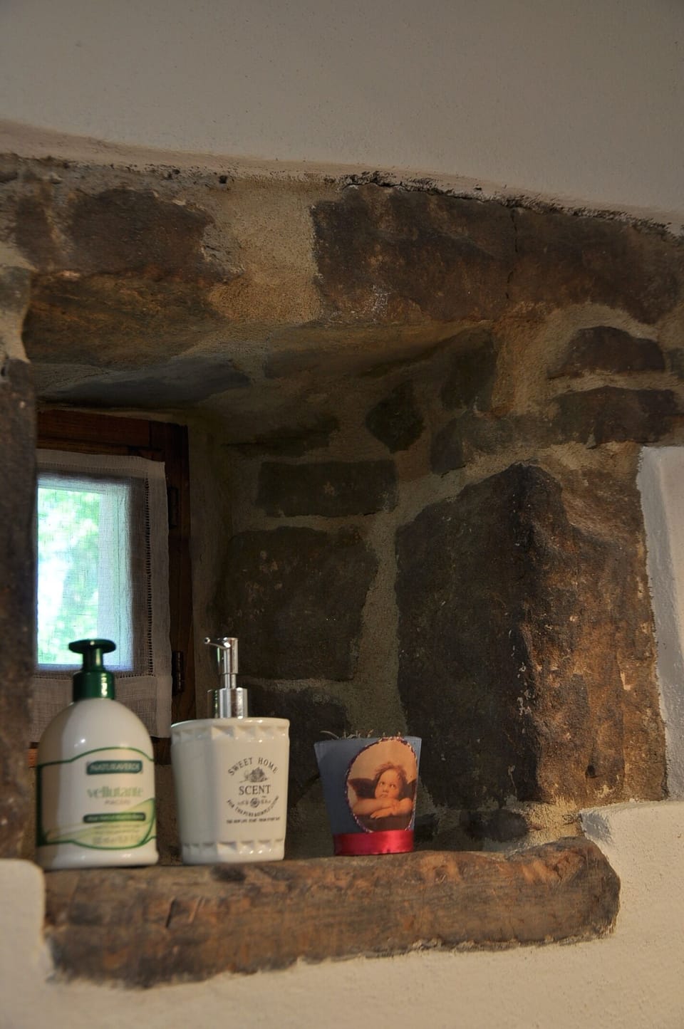 Shower, rainfall showerhead, free toiletries, hair dryer