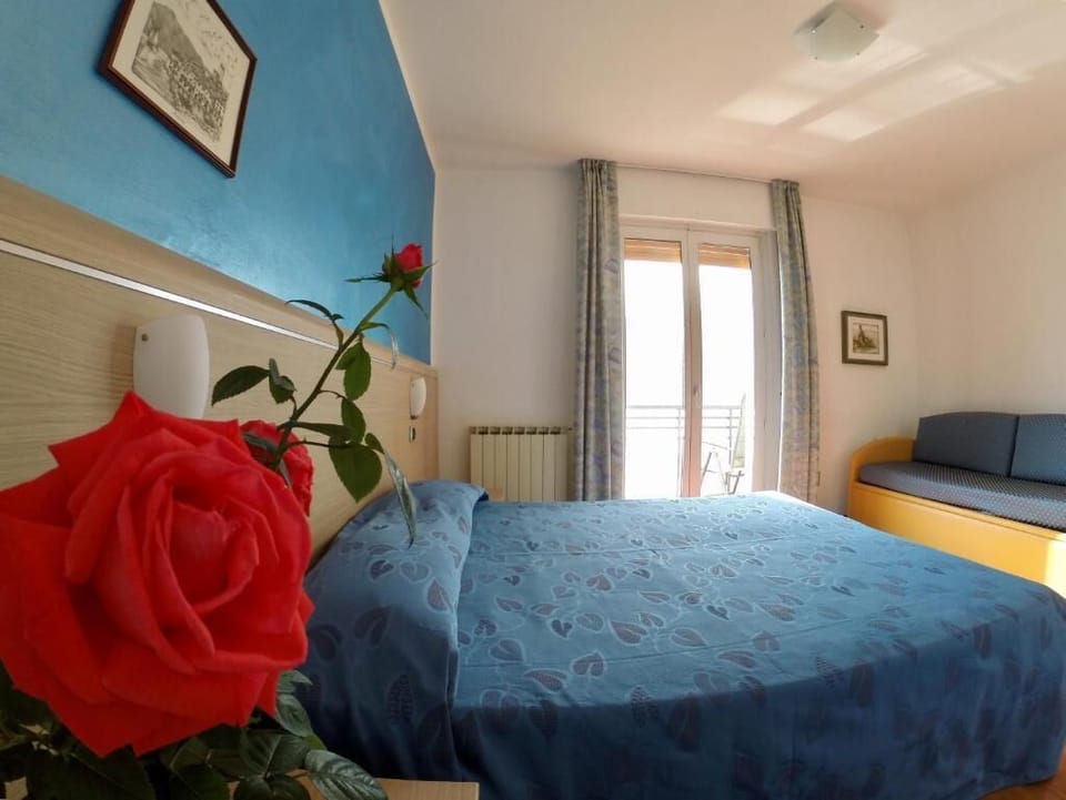 Triple Room | In-room safe, desk, WiFi (free), bed sheets