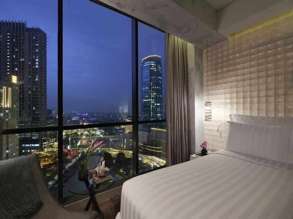 Deluxe Room, 1 King Bed, Park View | Free minibar items, in-room safe, desk, laptop workspace