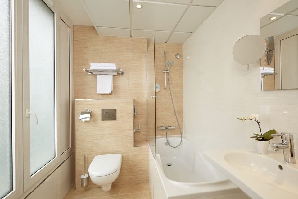 Twin Room | Bathroom | Free toiletries, hair dryer, towels