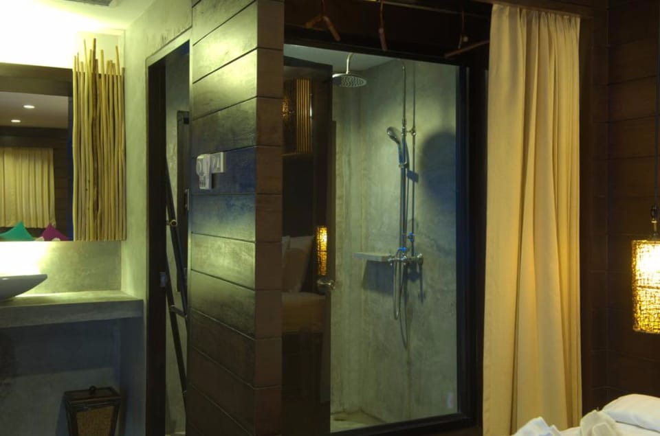 Garden Villa Seaview | Minibar, in-room safe, desk, laptop workspace