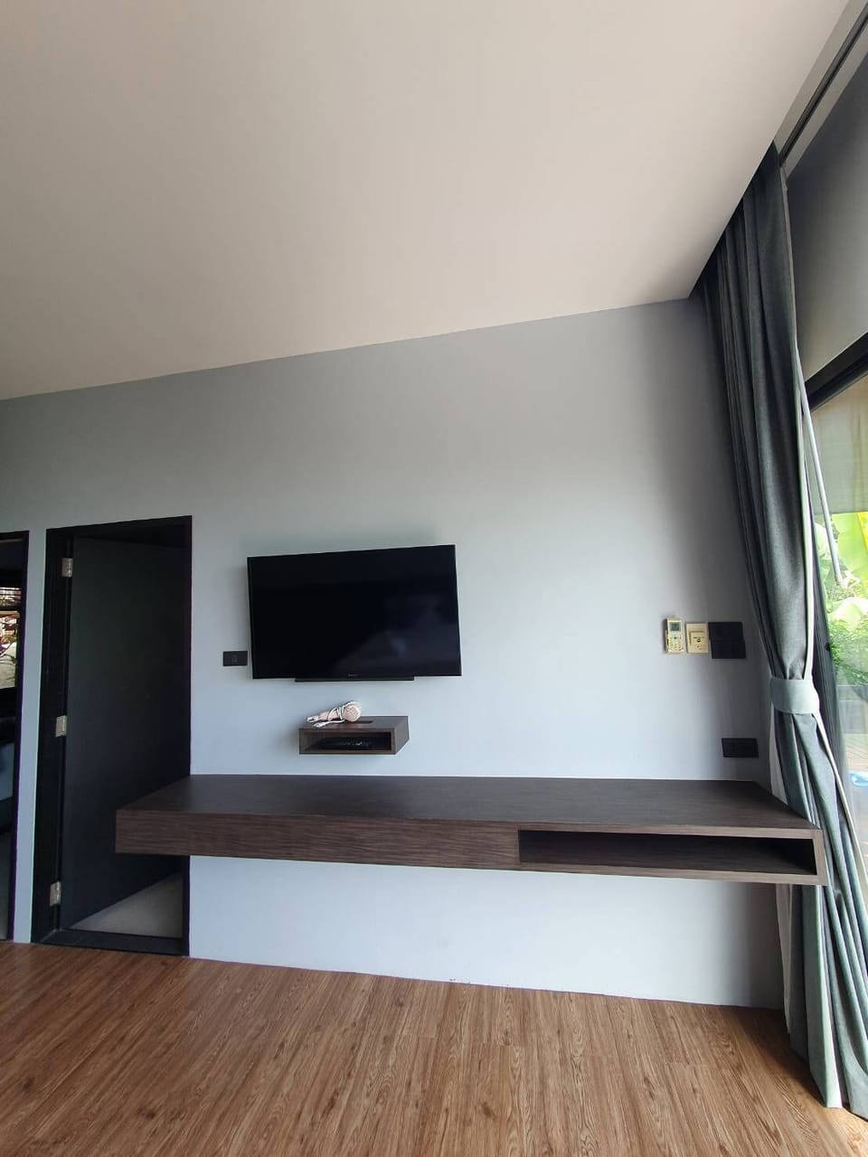 Deluxe Studio | Minibar, in-room safe, desk, laptop workspace