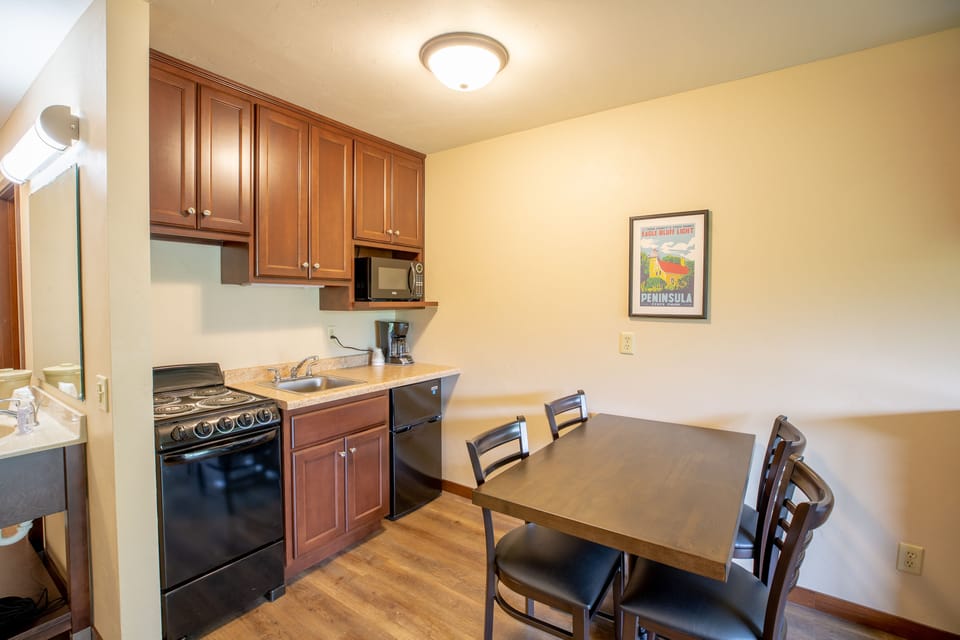 Standard Suite, 1 King Bed with Sofa bed, Non Smoking, Microwave | In-room dining