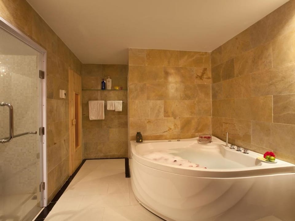 Indoor spa tub